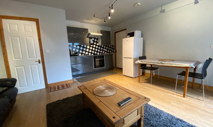 Walton House | Cozy Little Haven 1-Bed Maisonette with Breakfast Included