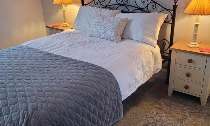 Topsham Apartment | Cozy Little Haven: 1 Bedroom Retreat in Prime Location