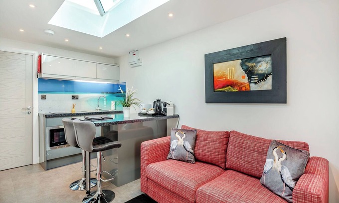 Christchurch Cottage | Cozy 1 Bedroom Accommodation with Ocean Views in Christchurch