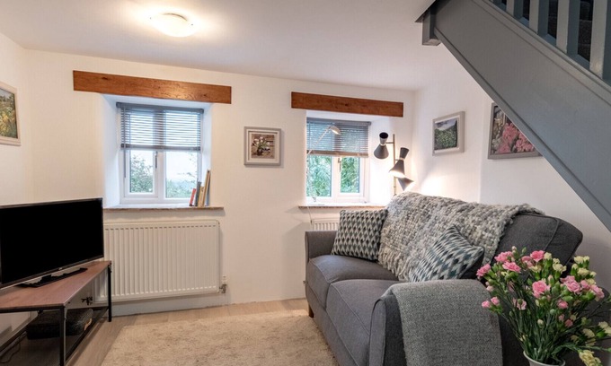 Ashover House | Cozy Little Hillside - One Bedroom Getaway for Two