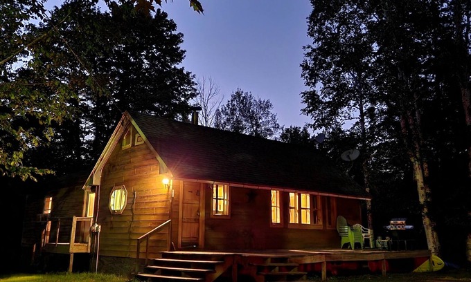 Laurium Cabin | Explore Lake Superior from Little Horn Lodge with Great Amenities
