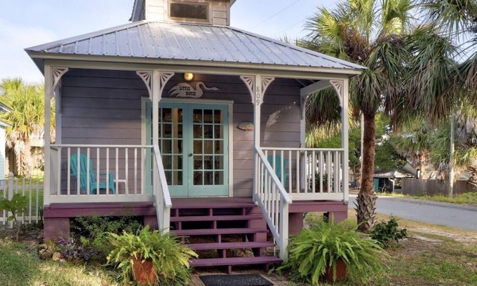 Cedar Key Cottage | Little House: Cozy Artist Cottage with Ocean View & Pool