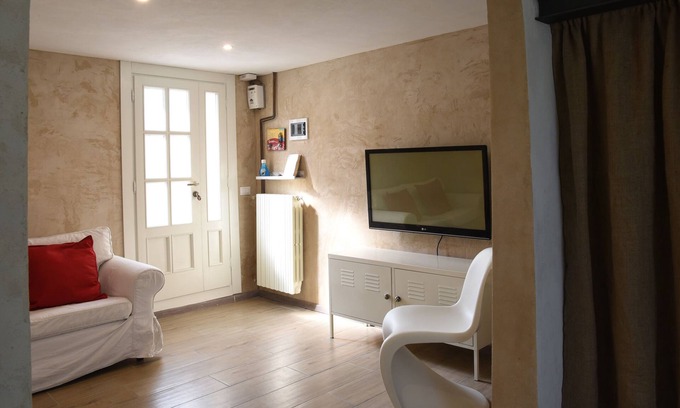 Castelguglielmo House | Cozy Retreat at Little House in via Ricotti with Spa & Breakfast