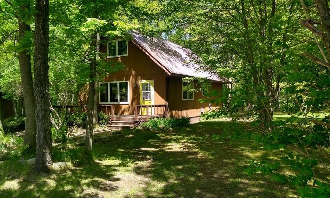 Ladysmith House | Serene Getaway: Little House Near Town with Breakfast