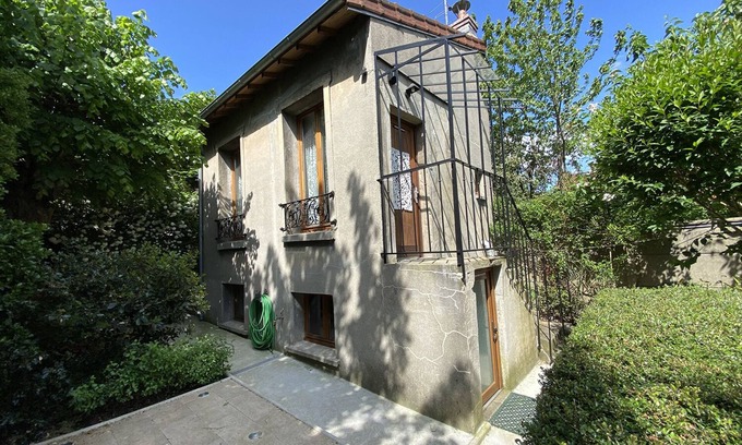 Villejuif House | Serene Getaway Near Paris with Breakfast & Kitchen Access