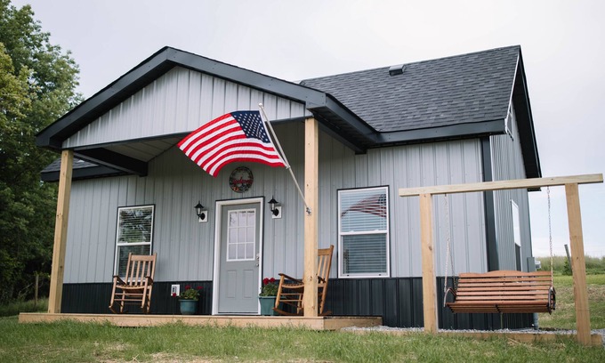 Dry Ridge Cottage | Charming Little House on Dairy: Family-Friendly Retreat