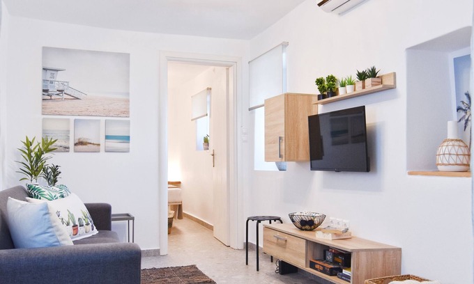 Zefiria Apartment | Cozy Retreat at Little House On The Prairie with Breakfast