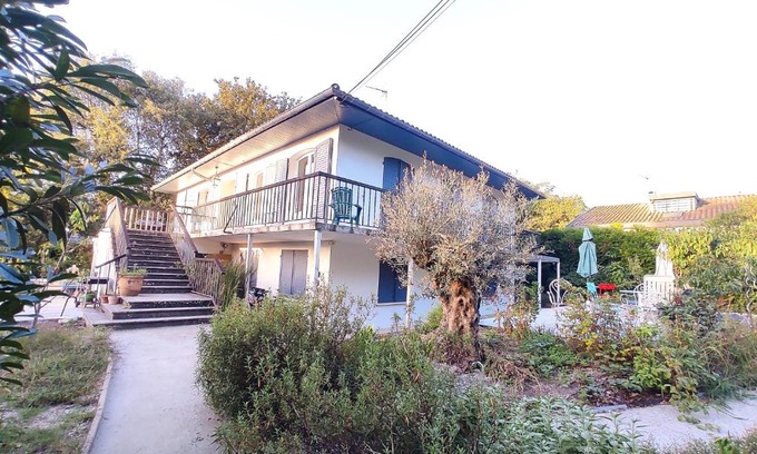 Merignac House | Cozy Little Italy: Oceanview Hotel with Pool Access