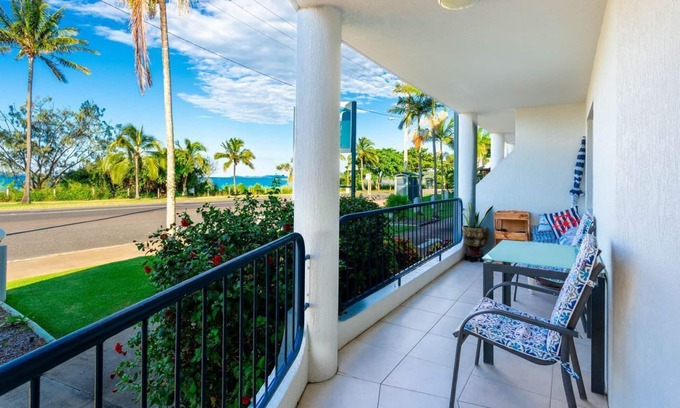 Lammermoor Beach Apartment | Romantic Escape at Little L' Amor with Oceanfront Views