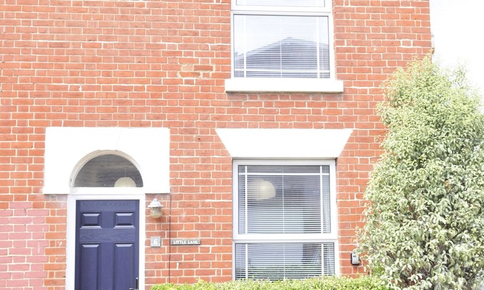Alverstoke House | Cozy Little Lane Cottage: Pet-Friendly Retreat for Four