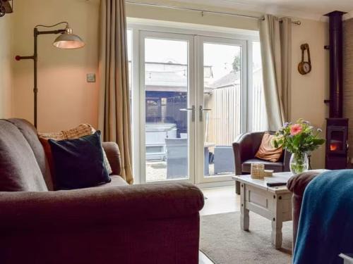 Walcote Bed & Breakfast | Cozy Little Lodge Walcote: 4-Star Stay with Hot Tub & Dining