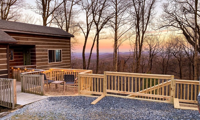 Blowing Rock Cabin | Exceptional Little Log Cabin: Cozy 1BR with Amazing Views