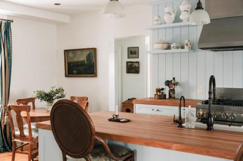 Ameliasburgh House | Guest Rated 9.7: Little Louis - A Regal County Retreat