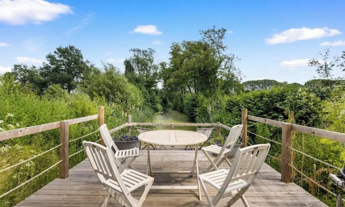 Pitchcombe Apartment | Cozy Little Moat Studio with Family-Friendly Amenities