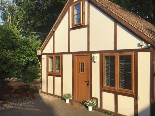 Egloshayle House | Kid-Friendly Haven at Little Nest EV Point - Rated 9.3/10
