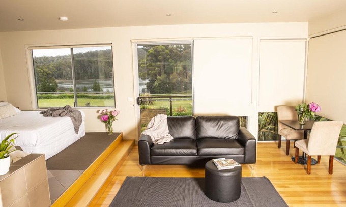 Taranna Apartment | Explore Little Norfolk Bay Events and Chalets with Hot Tub