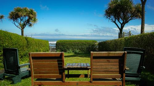 Donaghadee House | Oceanfront Little Oak Seafront House with Scenic Views