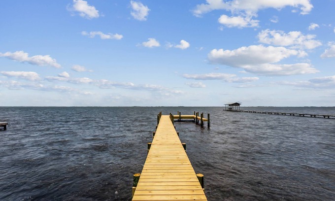 Gulf Breeze House | Little Palm - Luxurious Waterfront Hidden Gem - Breathtaking Views - New Dock
