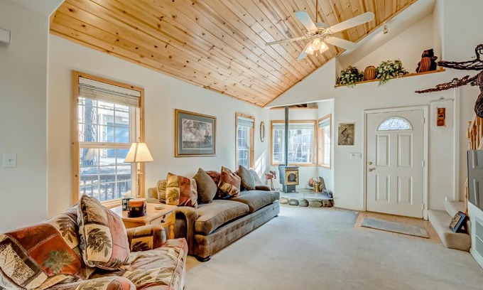 Truckee House | Relax at Little Pinecone Retreat with Pool and Hot Tub