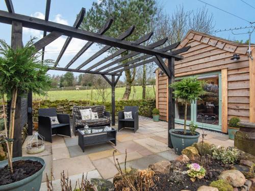 Tunstall House | Kid-Friendly Getaway at Little Pines Lodge - Rated 9.4/10