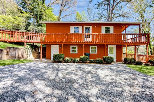 Lake Junaluska House | Charming Little Red Cabin with Pool & Family-Friendly Vibes