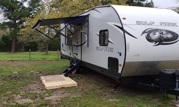 Camp Swift House | Cozy RV Retreat near Lake Bastrop with Fire Pit & Breakfast