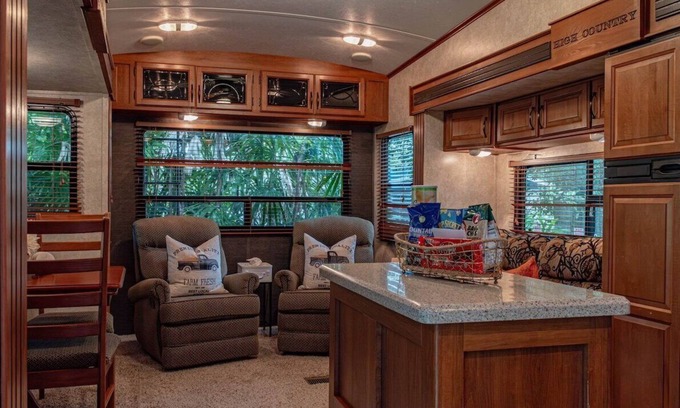 Greater Northdale House | Cozy Lakefront RV with Family-Friendly Amenities