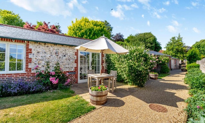 East Dean and Friston House | Pet-Friendly Haven: Stay at Little Scarlet with Breakfast