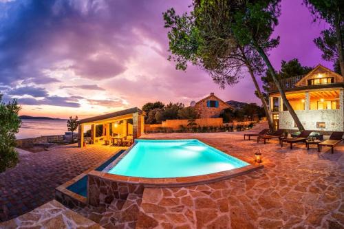 Tkon House | Discover Little Sea House: Oceanfront Bliss Awaits You