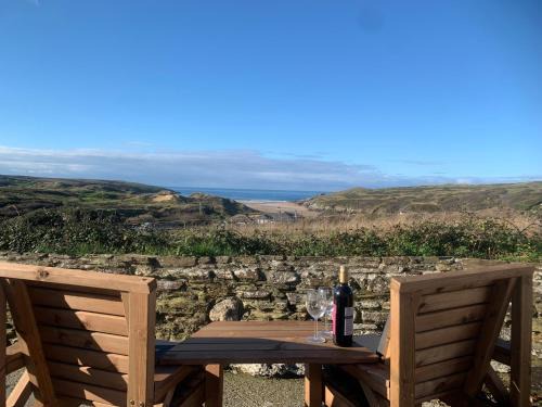 Crantock Apartment | Welcoming Little Seacroft: Pet-Friendly 4-Star Retreat