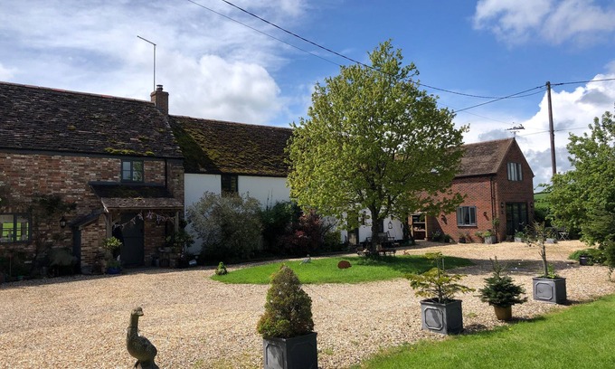 Blandford Saint Mary Cottage | Cozy Little Stables Cottage: Pet-Friendly Bliss in Blandford