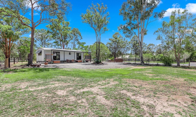 Sunshine Acres House | Exceptional Little Sunshine Guest House with Pool & Spa