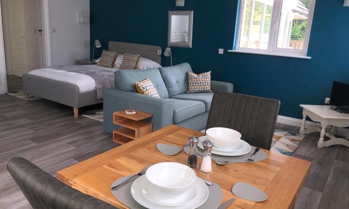 Saint Gennys Apartment | Discover Little Valley View with Breathtaking Ocean Vistas