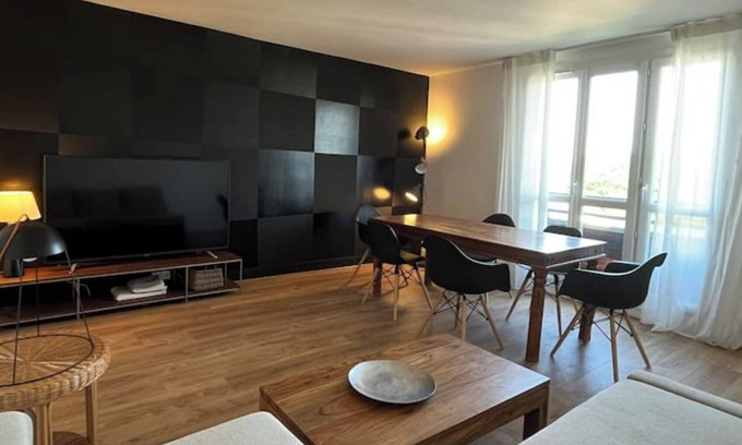 Etampes Apartment | Discover Little Venice: Family-Friendly with Pool Access