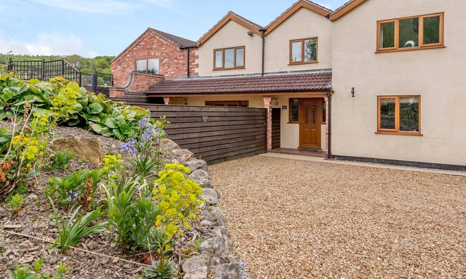Alfreton Apartment | LITTLE WILLOW, pet friendly, with a garden in Golden Valley