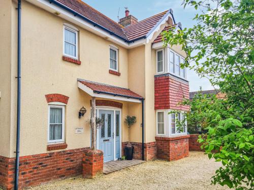 Wyke Regis House | Family-Friendly Getaway at Littlecot - 4-Star Comfort Awaits