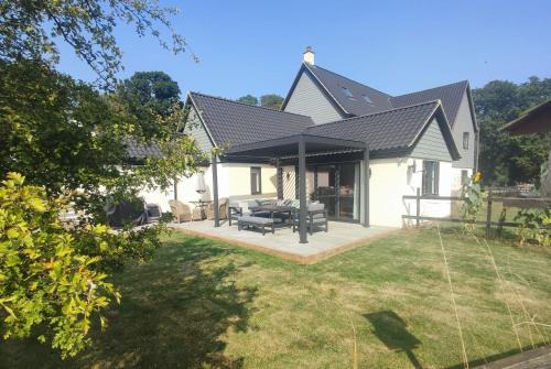 Saham Toney House | Pet-Friendly Getaway at Littleton Farm Barns - Rated 9.8
