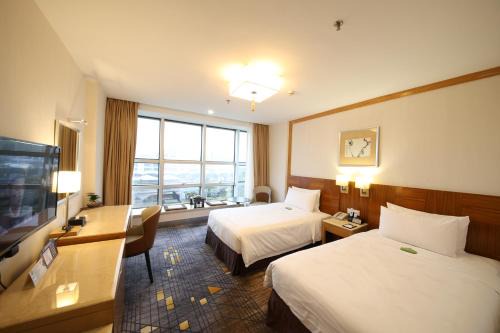 Yuexiu Hotel | Discover Liuhua Hotel: 4-Star Stay with Pool & Dining