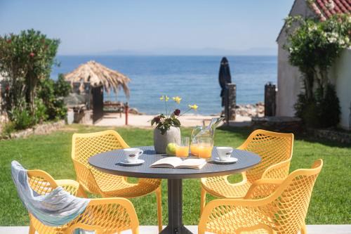 Samos House | Cozy Adreas' Seaside Apartment with Private Beach Access