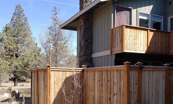 Southeast Bend Condo | Pet-Friendly Stay in Bend with Lake and Ocean Views