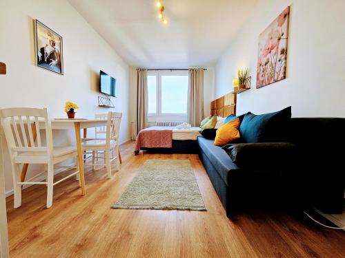 Chodov Apartment | LIVE-INN PRAGUE DELUXE SUITE FOR 1-4 GUESTS, 20 Mins to center, Lift, Gym, Reception, Parking, Roof Terrace, Game & Party