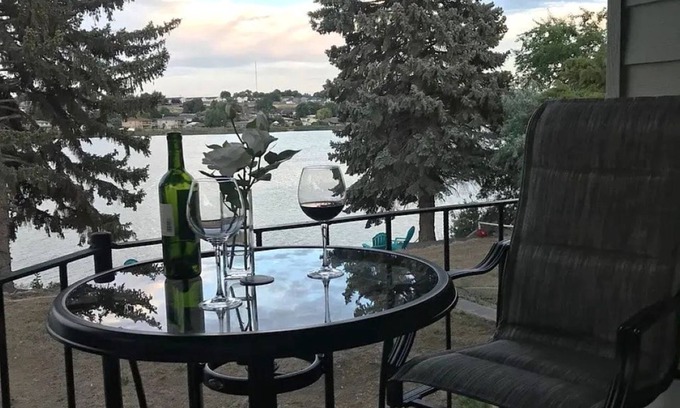 Moses Lake House | Experience the Serenity of Lakefront Moses Lake Getaway