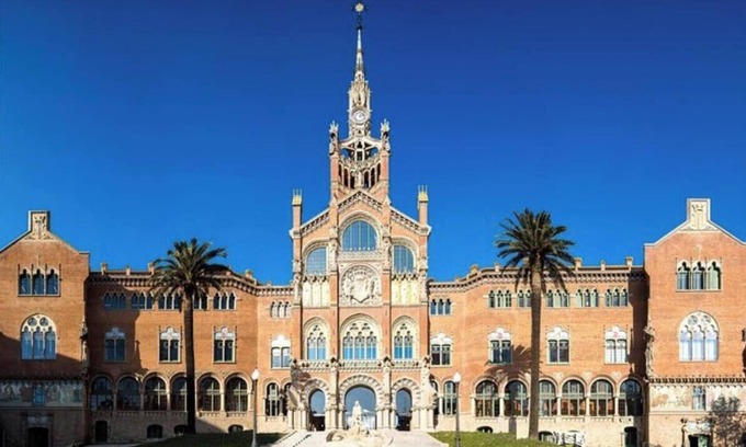 Sant Antoni Apartment | Live Like a Local in Central Barcelona – 3BR Apartment with Balconies