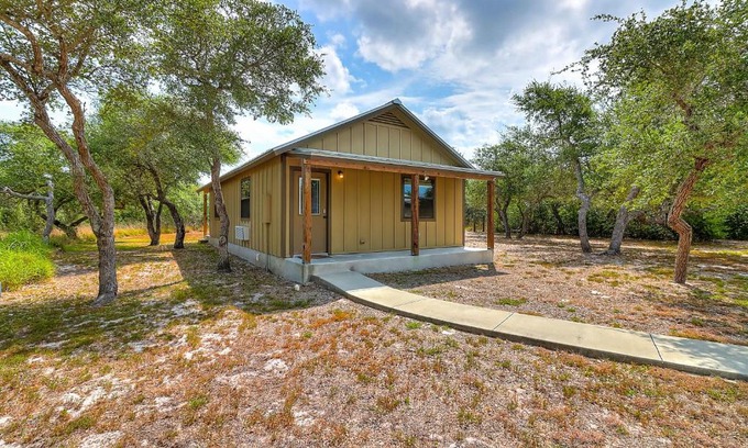 Aransas Pass House | Cozy Live Oak Cottage: Child-Friendly with Kitchen Access