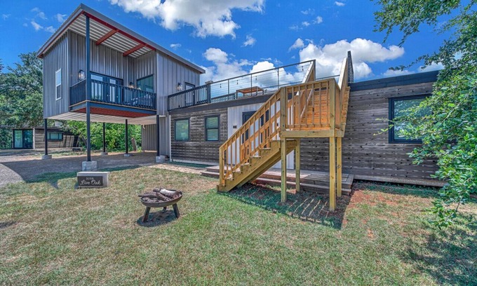 Waco House | Unique Live Oak Aerial Container Home with Family-Friendly Amenities