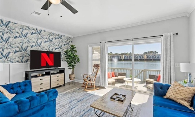 North Charleston House | Experience Lake Palmetto Palm: Top-Rated Waterfront Getaway