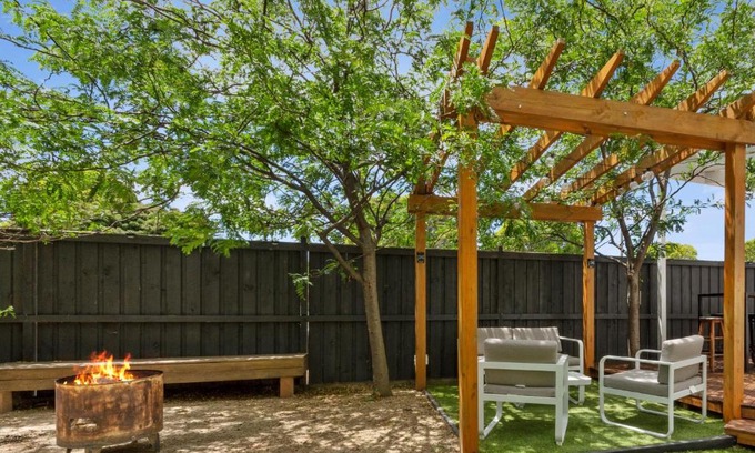 East Geelong House | Explore East Geelong: Play, Stay & Kids Welcome!