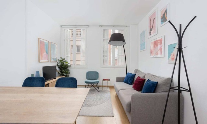 El Baix Guinardo Apartment | Spacious 2-Bedroom Apartment in Barcelona with Kitchen