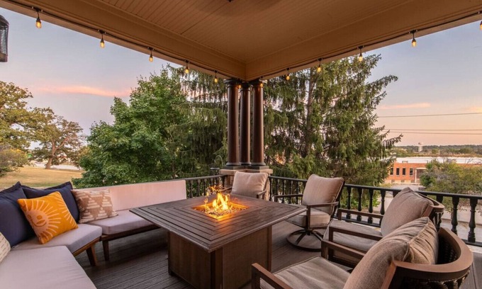 Davenport House | Vibrant Mansion of Davenport: Top-Rated Family Getaway