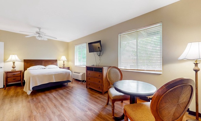 Naples House | Vibrant Studio with Pool, Game Room, and Tennis Court